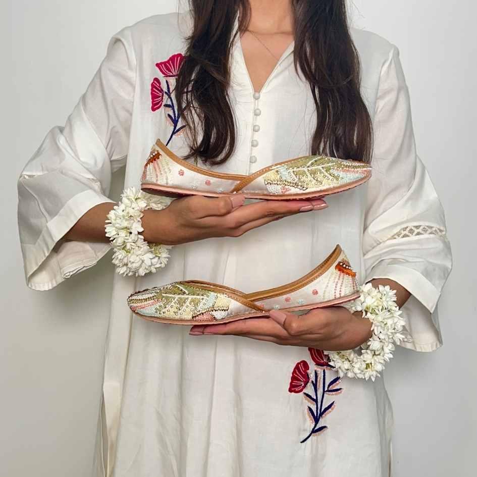 Embroidered Jutti with Tassels - Punjab Shoe Co.